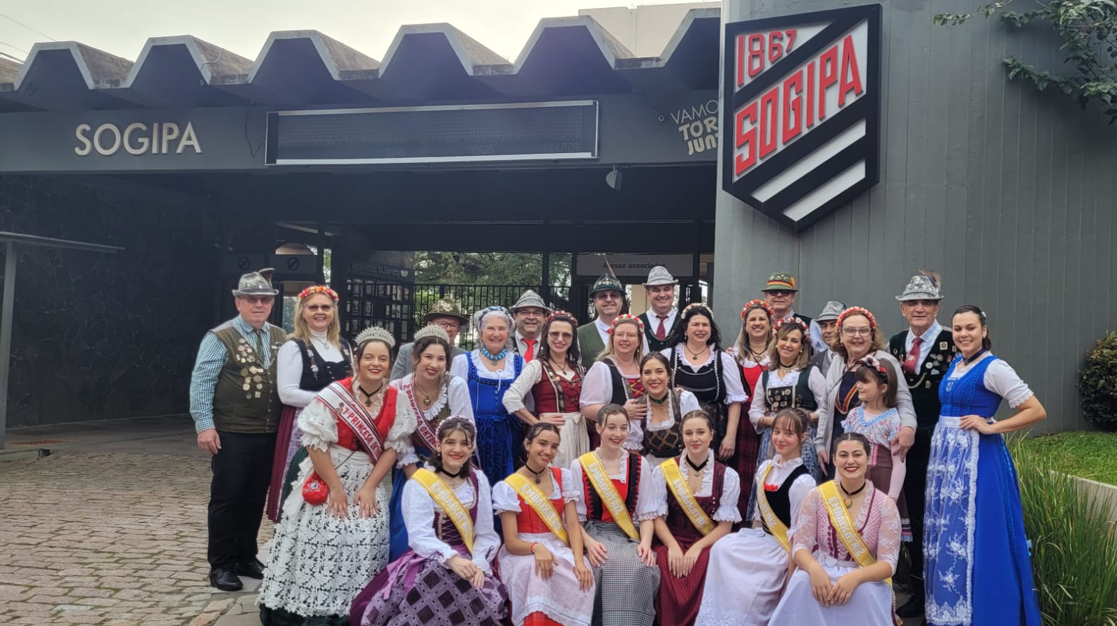 Grupo ligado à Oktoberfest da Sogipa, incluindo Corte de 2022 e as  Embaixatrizes, participa de um roteiro cultural na Serra Gaúcha, Notícias