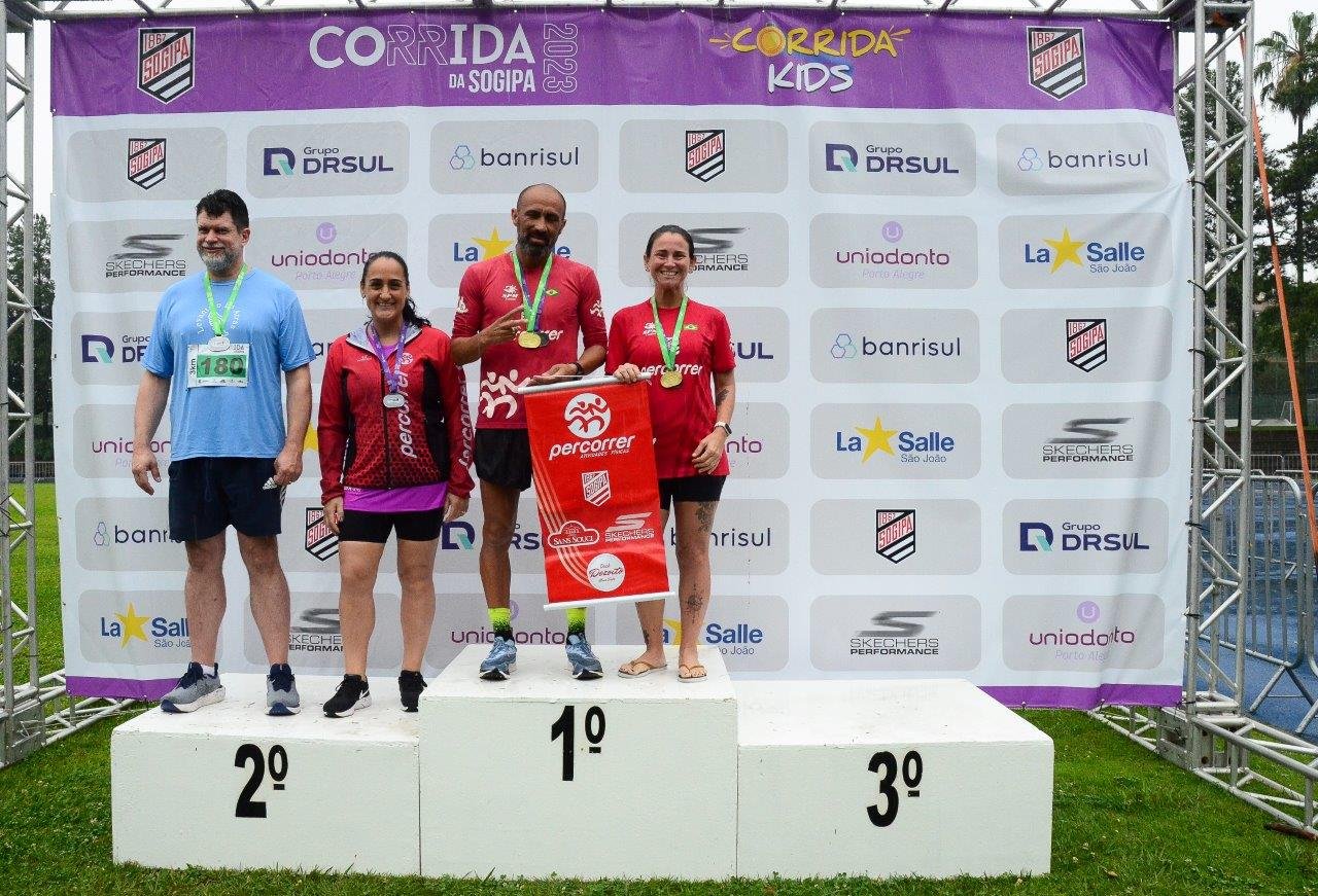 Atletas da Carborunners sobem ao pódio na Corrida da Sogipa 2022