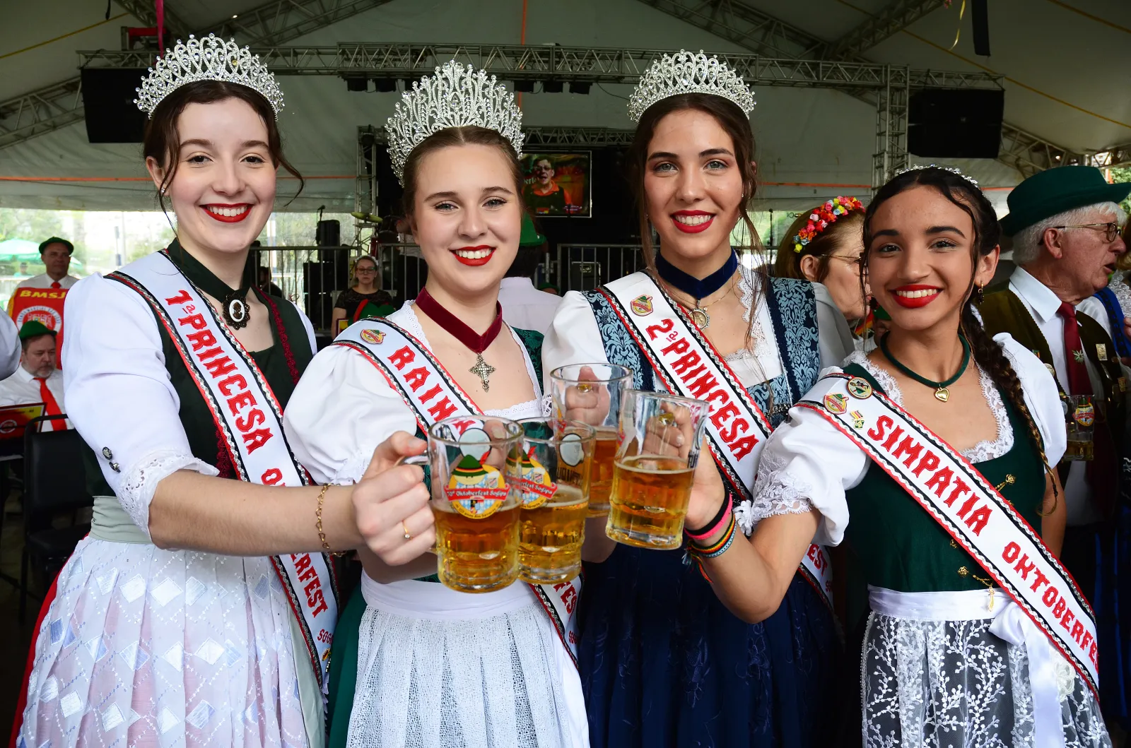 Sogipa realiza a primeira edio do Encontro das Cortes da Oktoberfest. Objetivo  reunir rainhas, princesas e simpatias eleitas pela festa desde 1980