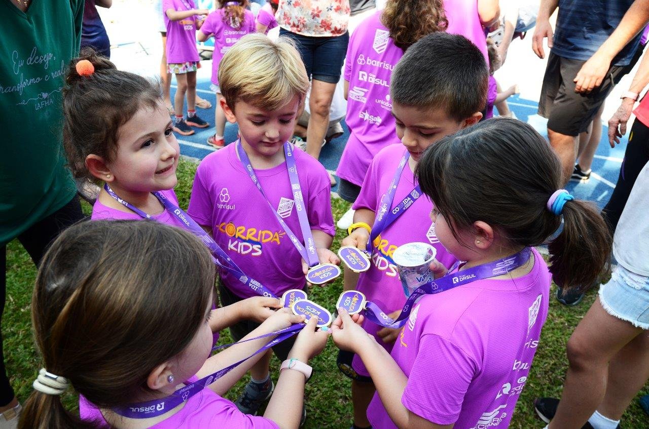 Centenas de crianças se divertem na Corrida Kids, evento promovido pela pasta esportiva neste domingo. Veja fotos