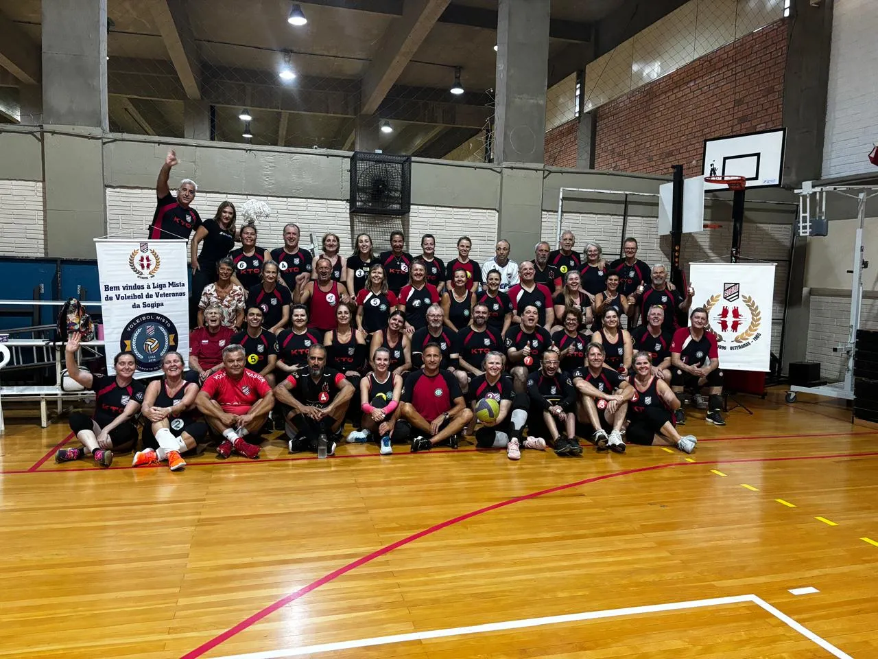 Mais de 40 associados participam da primeira etapa da Liga Mista de Voleibol de Veteranos, realizada no ltimo sbado