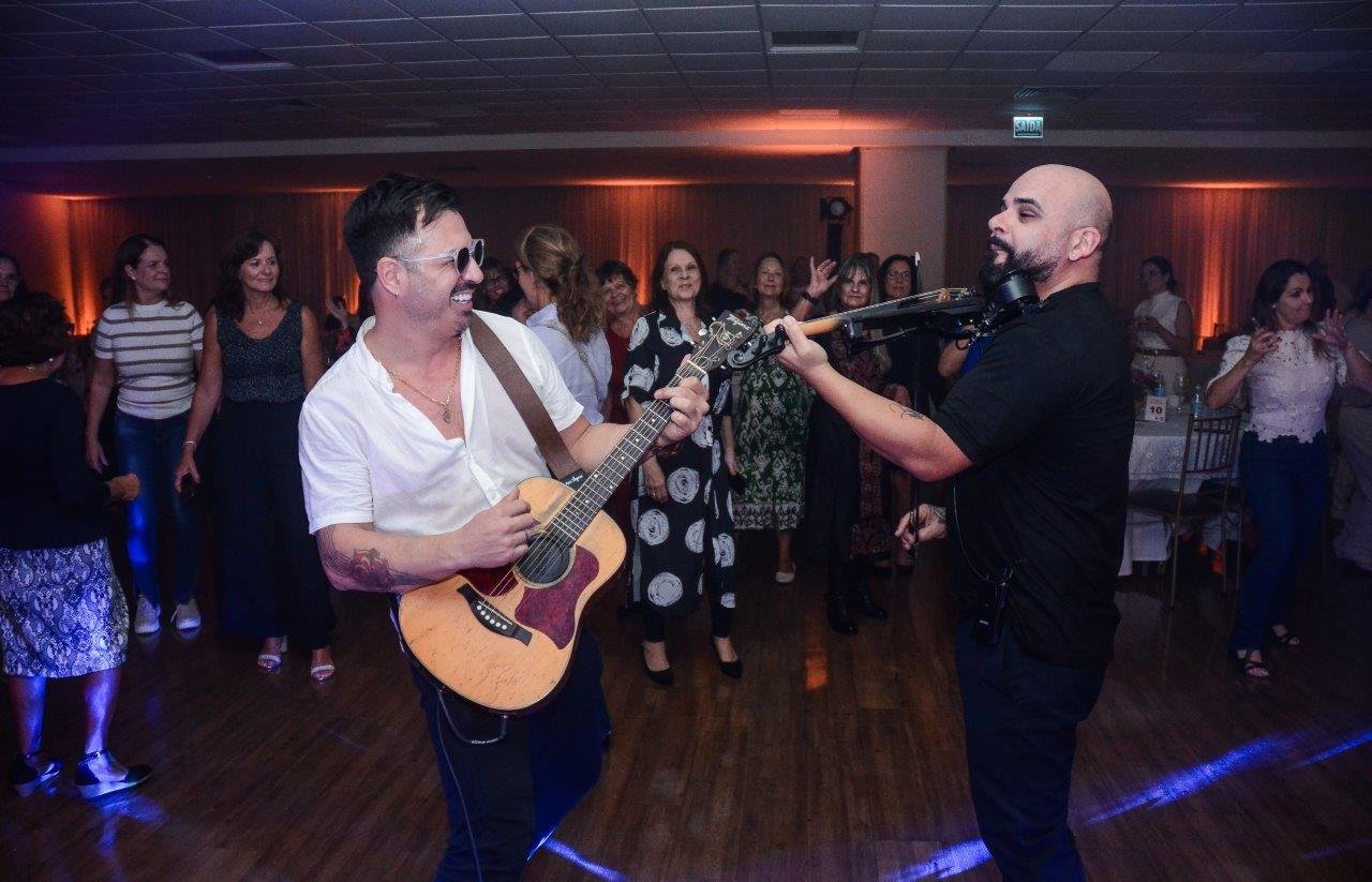 Happy das Mes rene alegria, msica e celebrao na Sogipa. Veja as fotos